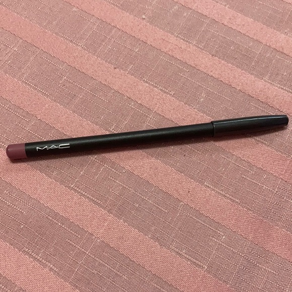 M.A.C Lipliner “edge to edge” - Picture 1 of 3